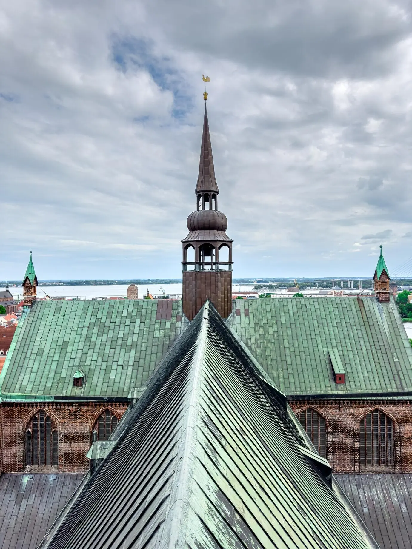 Ein altes Gebäude mit scharfen Dächern und spitzem Dach.