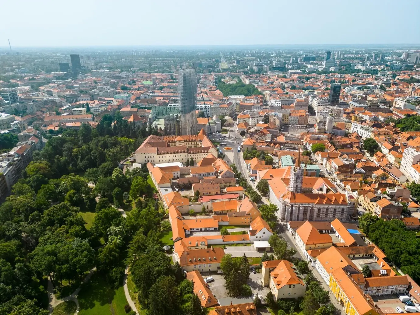 Drohnen-Luftansicht von Zagreb, Kroatien: historisches Stadtzentrum mit mehreren alten Gebäuden.