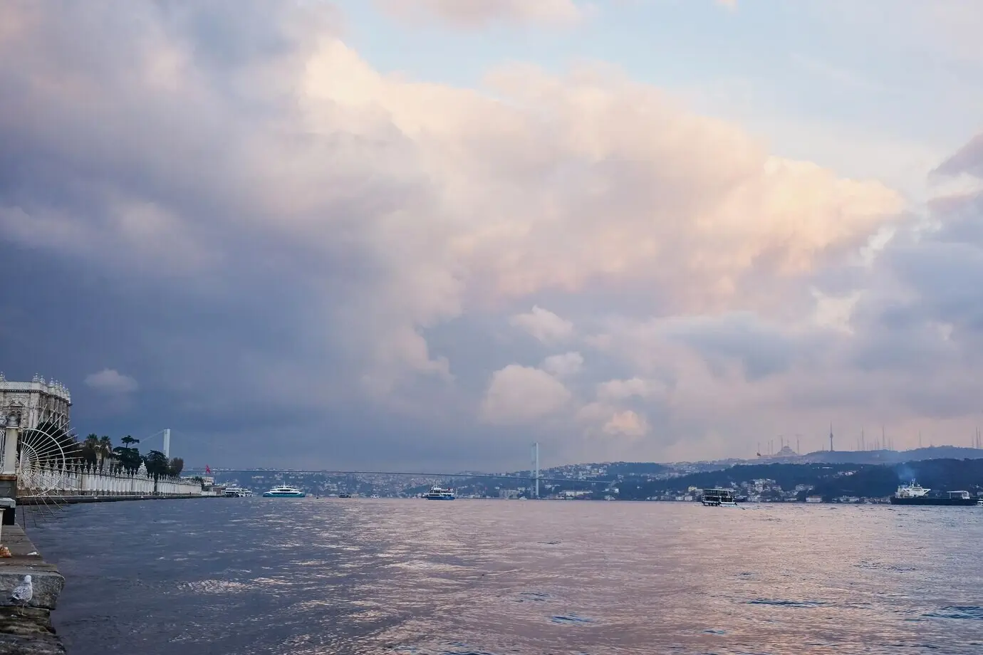 Blick auf den Kai von Ortakoy, die Bosporusbrücke und die Stadt Istanbul am Horizont, Türkei.